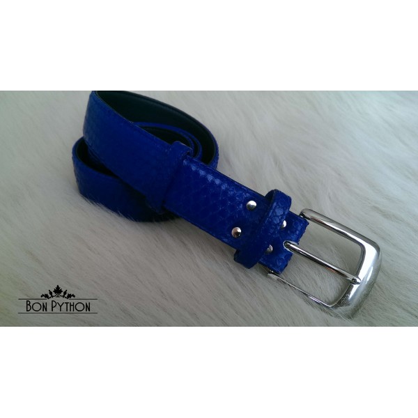 Ремень из кожи питона (electric blue) женский